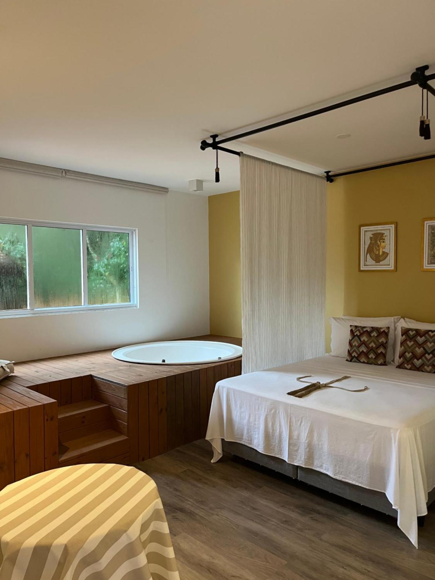 Deluxe Suite Spa Bath